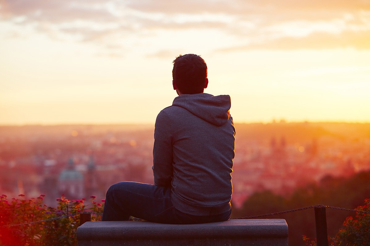 Homme sur un banc
