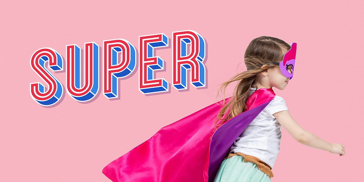 Une petite fille en patins à roulettes habillée en super-héros dans une cape rose, sur un fond rose où il est écrit « super ».