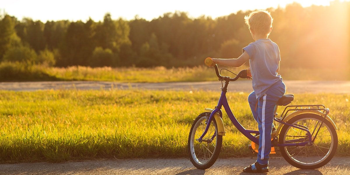 Kind met fietsje
