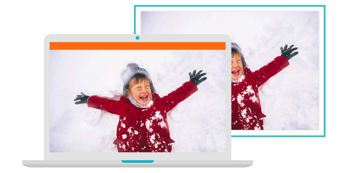 Een afbeelding van een open laptop met een foto van een spelend kind in de sneeuw op het scherm. Er staat een kopie van die foto achter de laptop met een blauwe lijst eromheen.