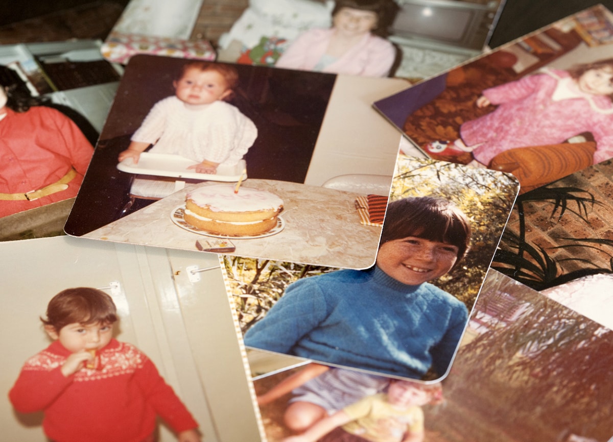 Een kleine selectie van oude kinderfoto's in kleur.