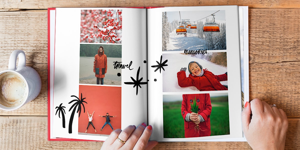 Een open fotoboek op een houten tafelblad vol reis- en familiefoto's en een vrouw die door het boek bladert.