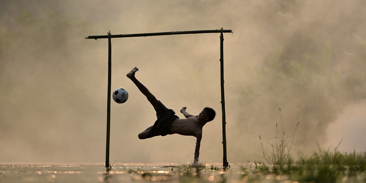 Spela fotboll