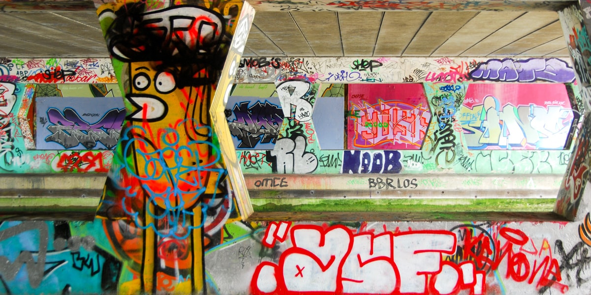 mur avec graffiti