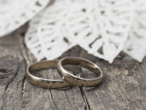 Der Blick fürs Detail – Hochzeitsringe kreativ und elegant präsentiere