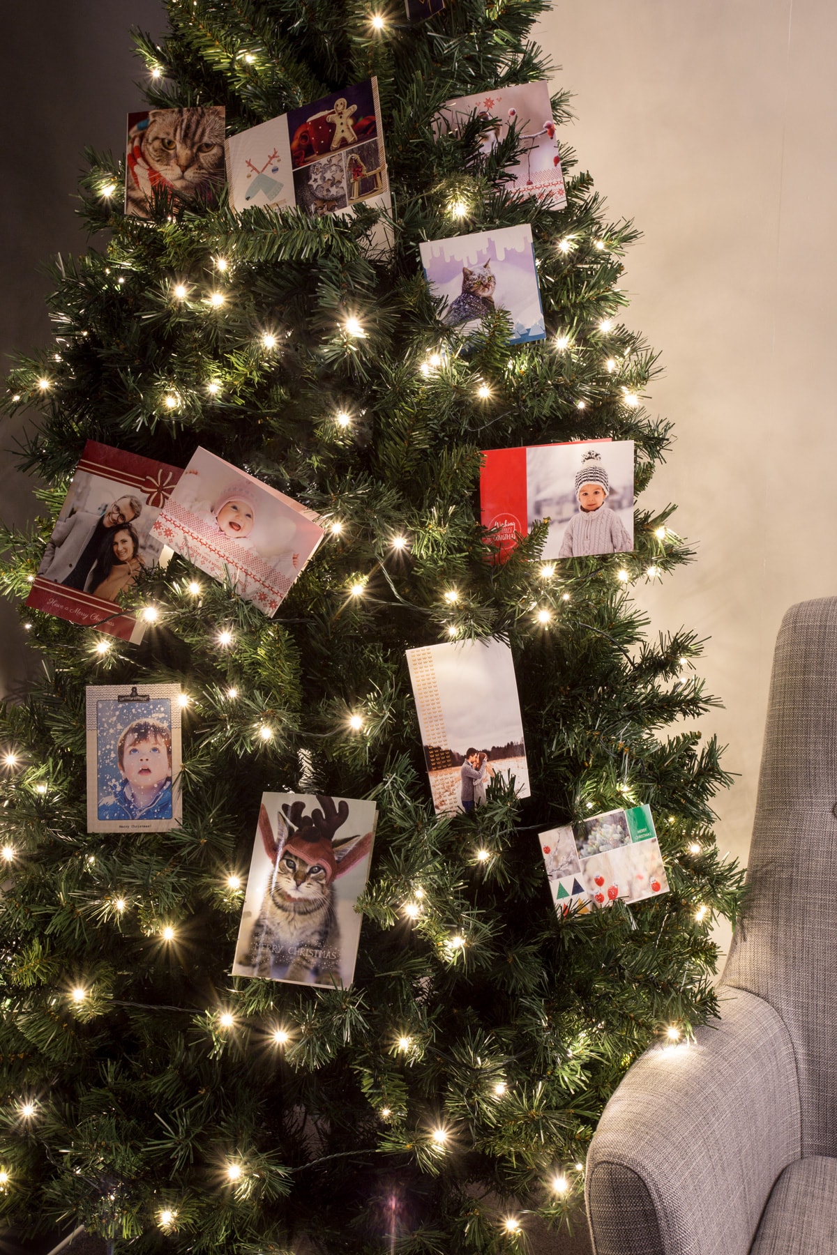 Das brauchst du: einen Weihnachtsbaum, rotes Geschenkband, Locher