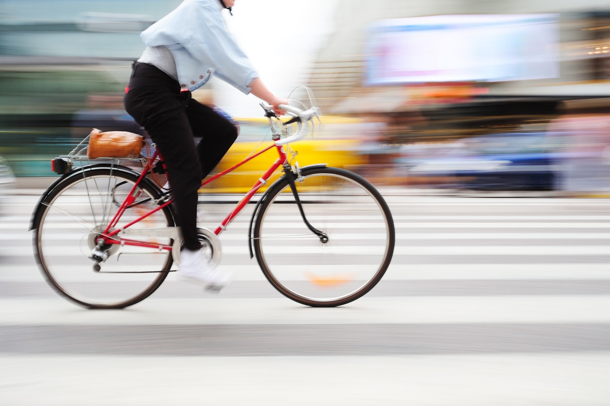 Afbeelding van een snelrijdende fiets met een wazig achtergrondbeeld