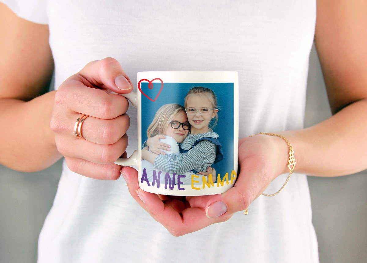 Persönliche Fototasse mit einem Bild von zwei Mädchen und ihren Namen mit Filzstift per Hand geschrieben