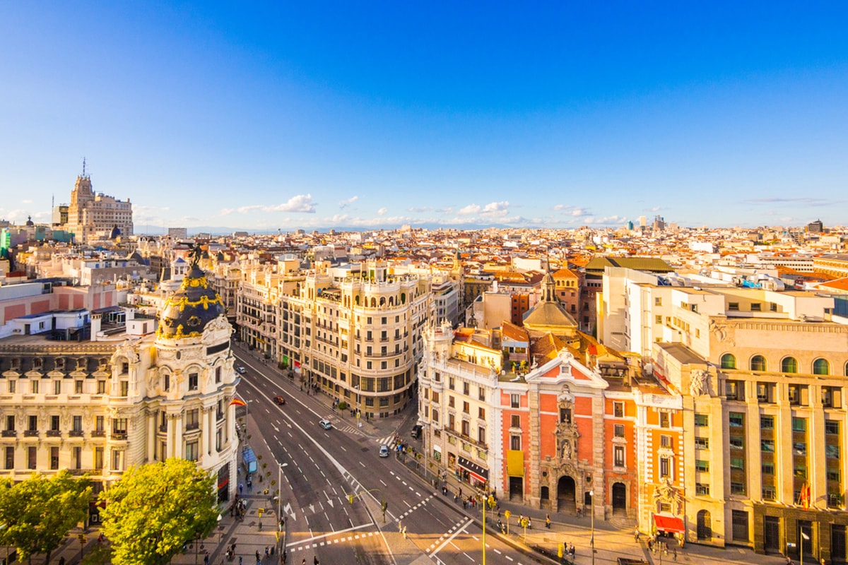 Ein Foto von Madrids Skyline an einem strahlenden, sonnigen Tag.
