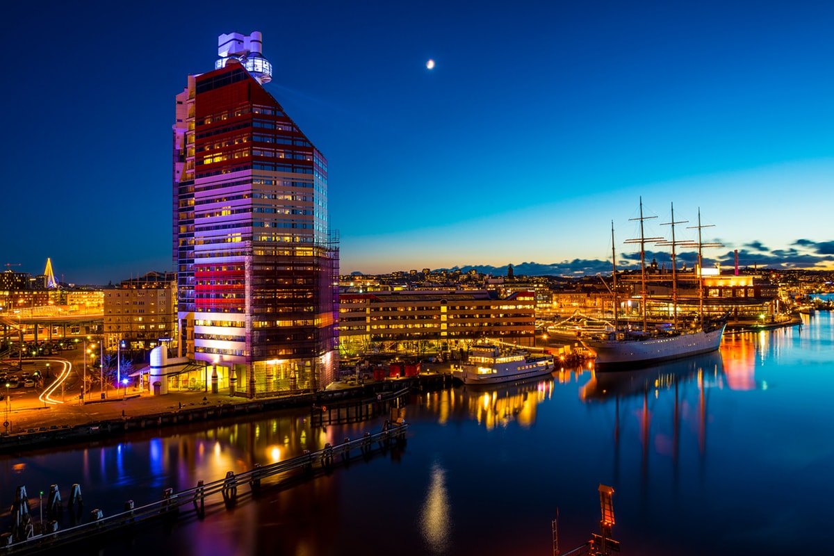 Ein Foto des Hafens in Göteborg bei Nacht.