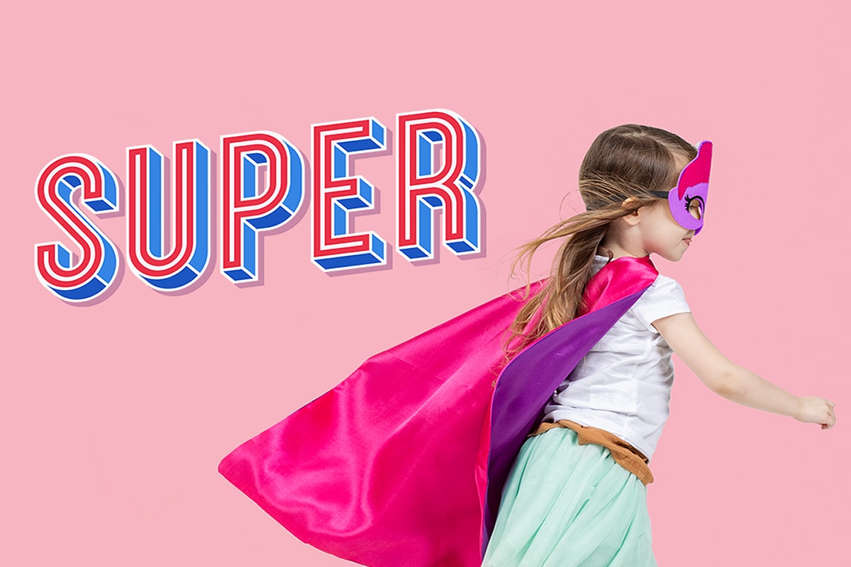 Een klein meisje met rolschaatsen, tegen een roze achtergrond, verkleed als een superheld in een roze cape, met 'super' in letters op de achtergrond.