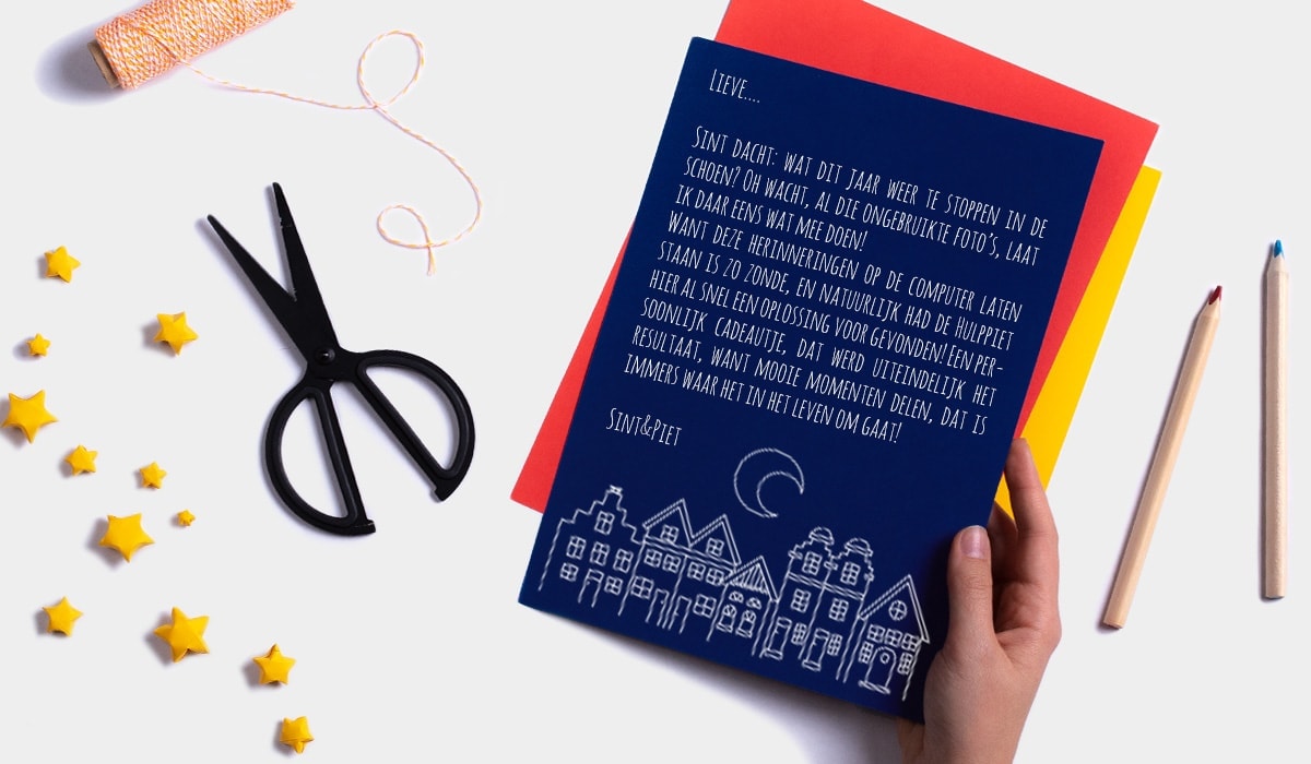 Een standaard Sinterklaas gedicht die zo over te nemen is met als achtergrond een schaar, origami sterren en potloden.