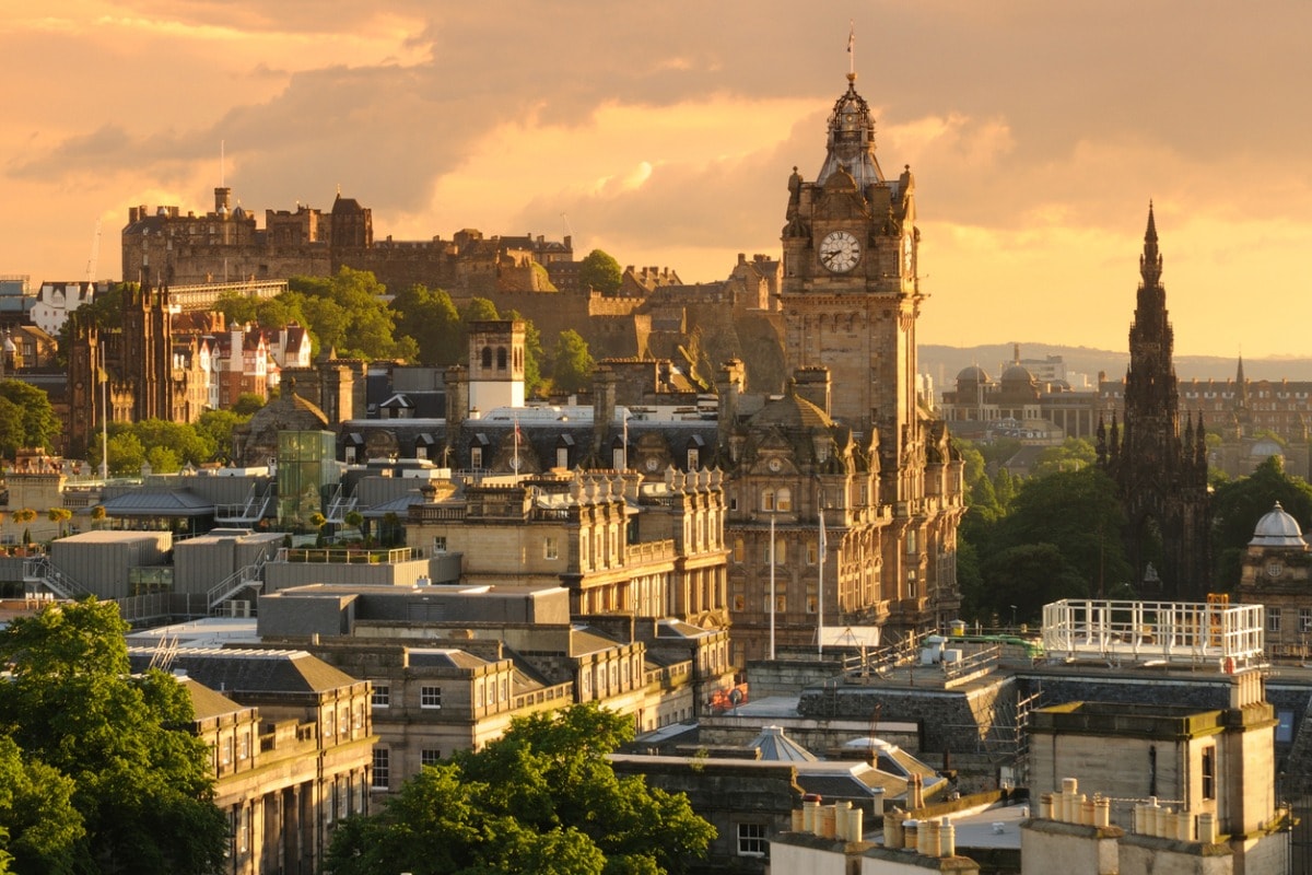 Een foto van Edinburgh genomen bij schemering. Het kasteel bevindt zich op de achtergrond links op de foto.