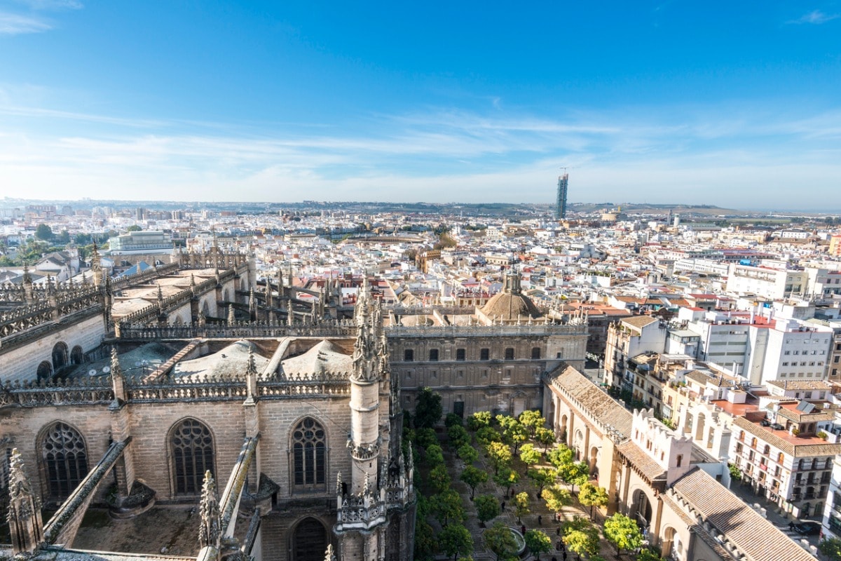 Een foto van Sevilla, genomen van bovenaf, op een heldere en zonnige dag.
