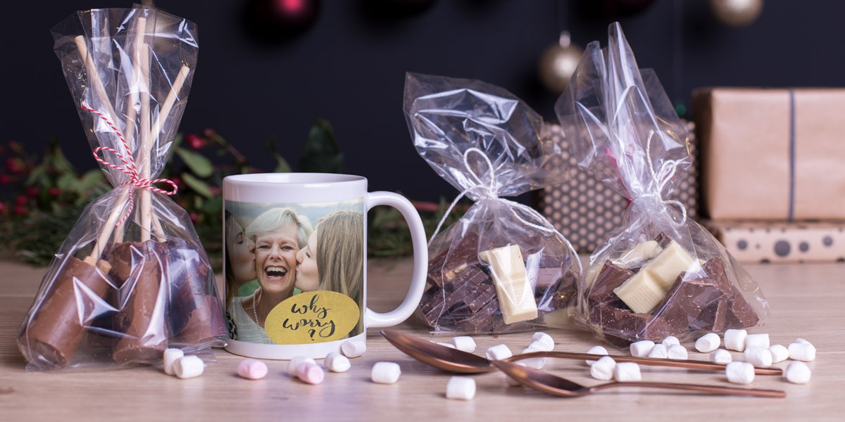 Afbeelding van een fotomok omgetoverd tot een cadeauset met zakjes chocolade en mini marshmallows