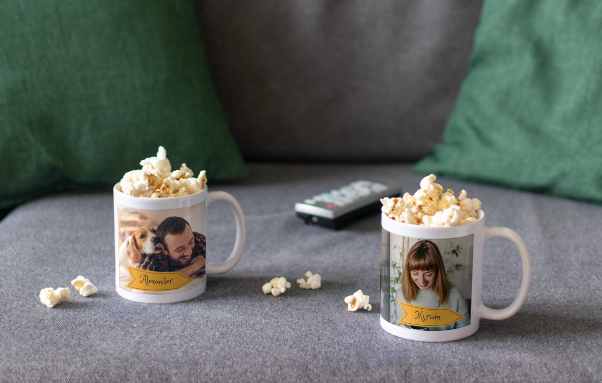 Twee gepersonaliseerde fotomokken die gebruikt worden als popcorn beker