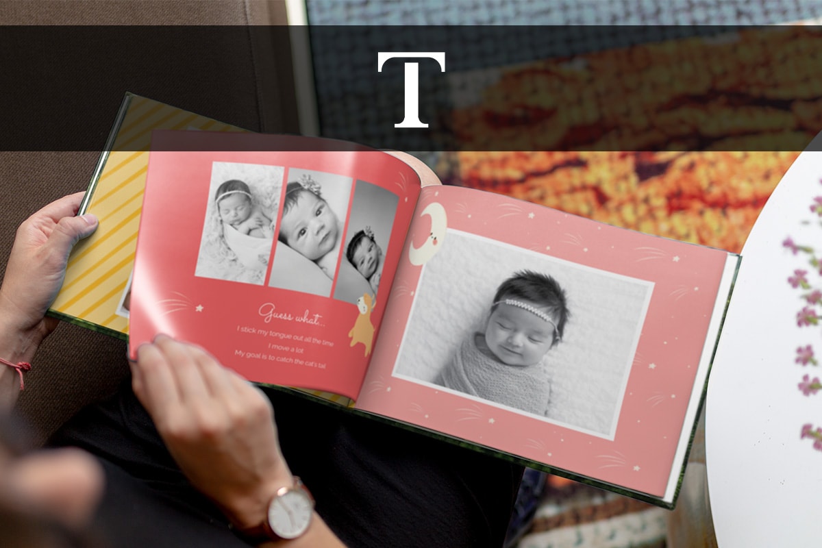 Een persoon die door een roze babyboek bladert met wit en zwarte foto's erin en een tekst onderaan. Aan de bovenkant van de afbeelding is een tekstvaksymbool aangebracht.