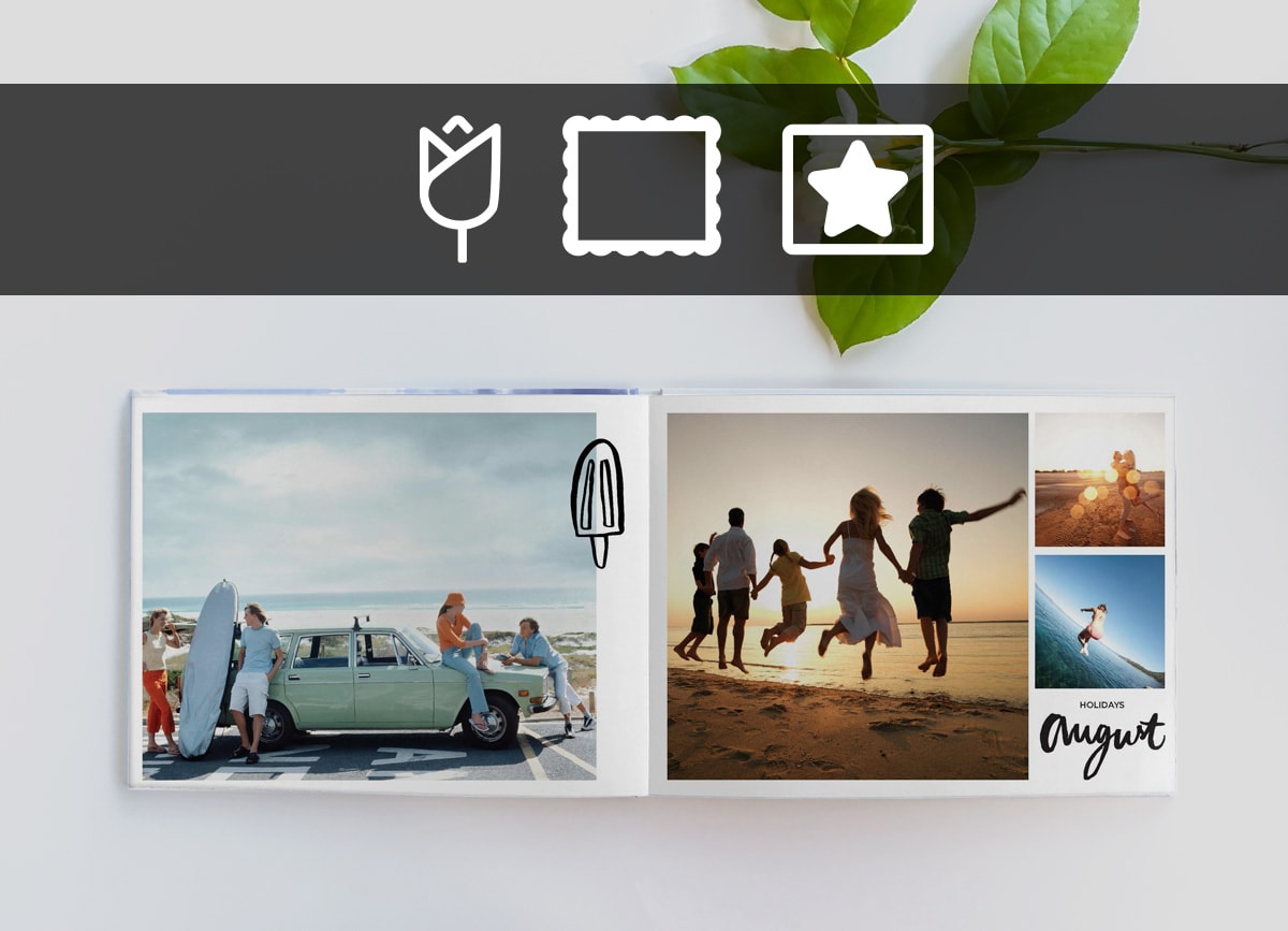 Een open fotoboek op een wit oppervlak met strandfoto's en de afbeelding van een ijsje in het midden. Bovenaan de afbeelding zie je clipart, kaders en sjablonen in een zwarte balk.