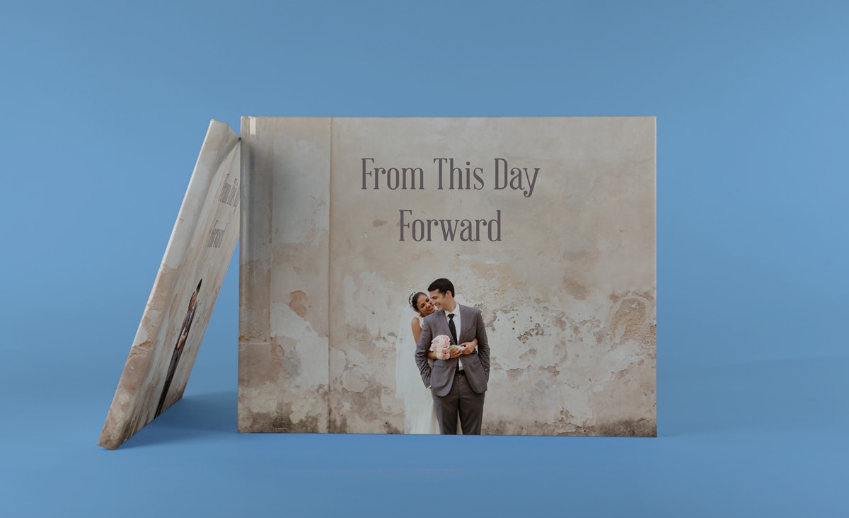 Een trouwalbum met een foto van een koppel op de voorkant met als titel "from this day forward" op de kaft.