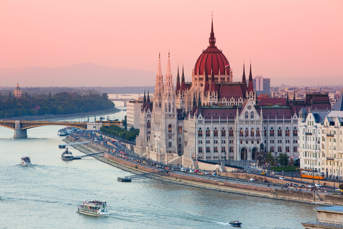En bild av den ungerska parlamentsbyggnaden vid floden i Budapest.