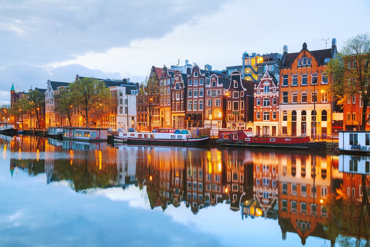 En bild av Amsterdams byggnader vid kanalen