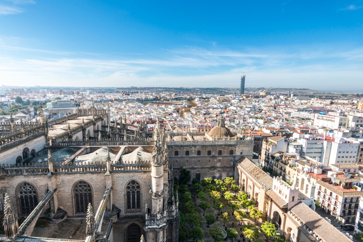 En bild av Sevilla, som tagits högt uppifrån en klar och solig dag.
