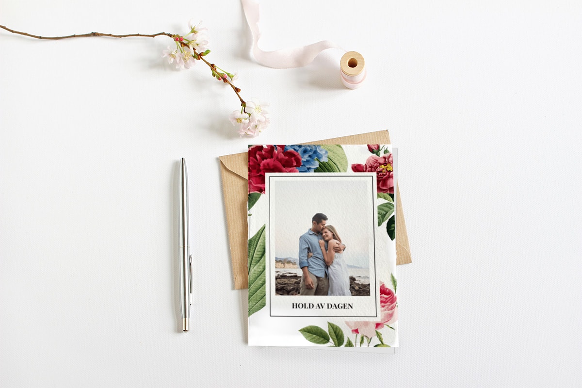 Bryllupskort med blomster og foto av paret