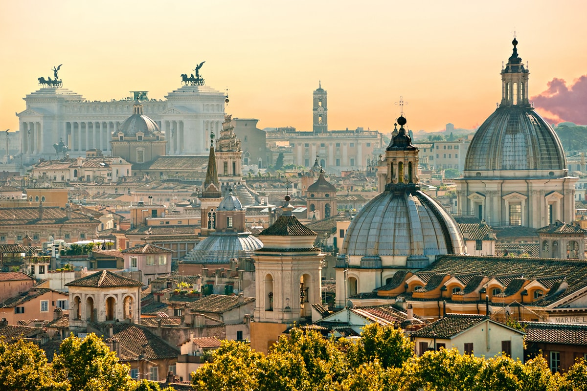 Photo des toits de Rome au coucher du soleil.