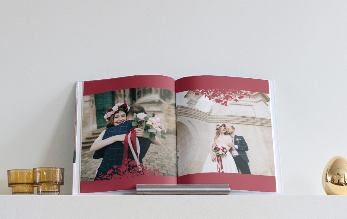 Album de mariage ouvert sur une table basse, avec une photo de mariage étalée sur une double page.