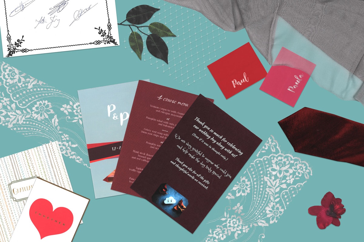Une photo prise du dessus des invitations de mariage, des enveloppes, des rubans et des fleurs d'un bouquet.