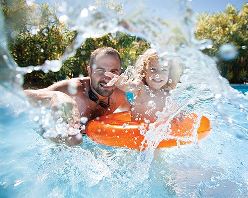 Spaß im Pool: Erinnerungen in einem Urlaubsfotobuch festhalten
